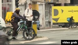 Белграддагы курьерлик ишин аткарган борборазиялык мигранттар.