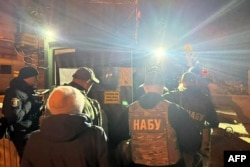 Співробітники НАБУ проходять через контрольно-пропускний пункт в урядовому кварталі Києва. Фото, зроблене та надане AFP українським ЗМІ «Українська правда». Київ, Україна, 28 листопада 2025 року