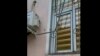 Окно Ошского городского суда. Скриншот с видео, которое было снято после побега прокурора из здания.