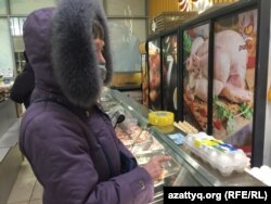 "Шапағат" коммундалдық базарында құс өнімдерін сатып алып тұрған адам. Нұр-Сұлтан (қазіргі Астана), 15 ақпан, 2021 жыл.