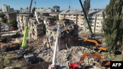 Фото ДСНС України від 98 серпня 2025 року. Ось що зробила російська ракета із п'ятиповерхового житлового будинку у Києві