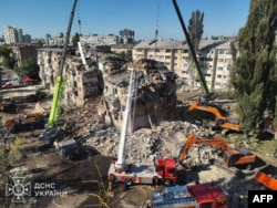 Спасатели проводят поисковую операцию в поврежденном доме и вокруг него. Киев, Украина, 28 августа 2025 года