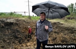 Гендиректор Південноукраїнської АЕС Ігор Полович біля воронки від вибуху російської ракети на території станції, 20 вересня 2022 року