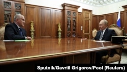 Президент Росії Володимир Путін (праворуч) на зустрічі з російським главою Криму Сергієм Аксьоновим у Москві, Росія, 11 листопада 2025 року