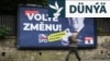 Pyýada çehleri ​​"üýtgeşiklige ses bermäge" çagyrýan aşa-sagçy partiýa üçin taýýarlanan saýlaw plakatynyň öňünden geçip barýar.