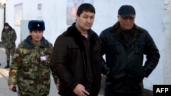 Кадыр Досонов (второй справа). 