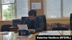 Кирил Петков пише обяснения в село Алеко Константиново по сигнал за агитация и възпрепятстване на изборния процес, подаден срещу него от „ДПС - Ново начало“, 12 октомври 2025 г.