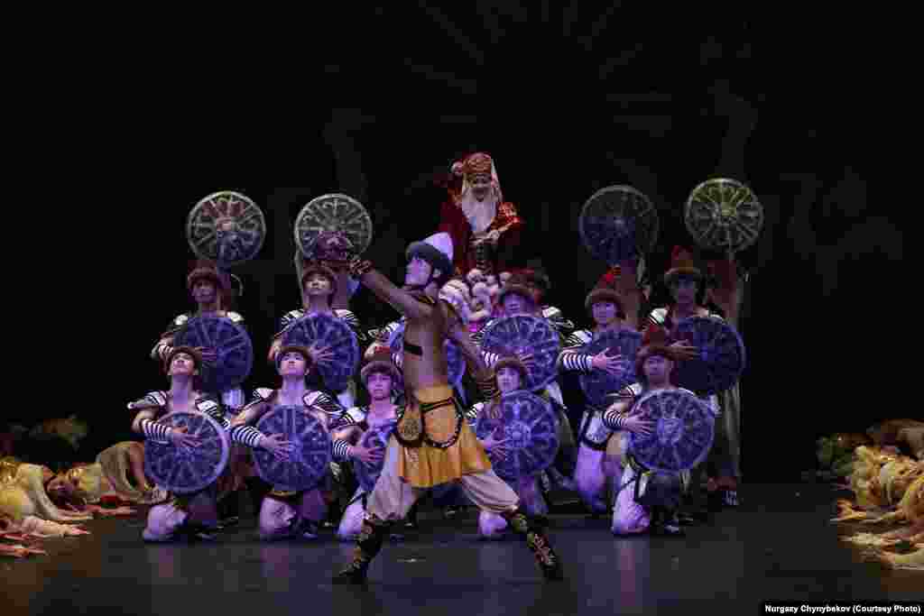 Кытайдын Цзянсу провинциясынын Уси шаарынын театры менен Шинжаң-Уйгур автономдуу районунун &ldquo;Ахеч&rdquo; бий ансамбли баатырдык эпосту көрүүчүлөргө эки жылдан бери тартуулап келет.&nbsp;Спектаклдин өзгөчөлүгү - анын ыр-бий менен коштолгонунда.&nbsp;