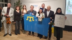 Слева направо: Темур Вахабов (скрипач), правозащитница Сара Райнке, Ольга Цуприкова (руководитель ОО "Надазовские греки: урумы и румеи"), Мисте Хотопп-Рикке, Ленара Османова, Штефан Тайлиг (правление ICATAT), Зевджет Куртаметов (активист), Эльнара Нуриева-Летова.