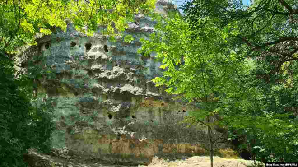 Крейдяна скеля, в якій розташований грот Чокурча