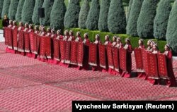 Milli egin-eşikde baýramçylyk çäresine çekilýän zenanlar. Arhiw suraty.