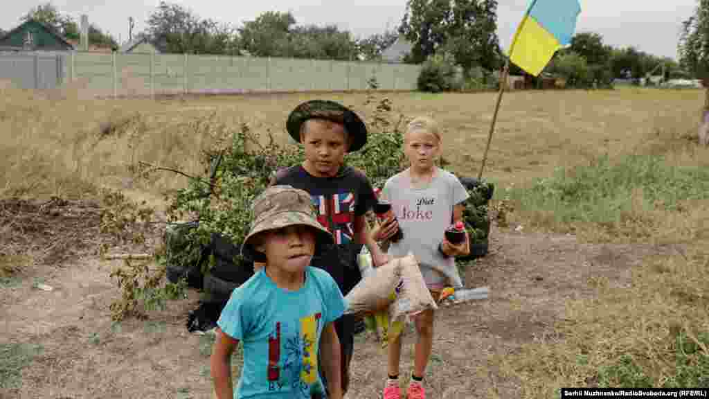 Ще з 2014 року діти в Україні гралися у блокпости – імітуючи опорні пункти блокування шляхів для ворожих сил. Дитячий «блокпост» у селі Шевченко Донецької області (зараз село є тимчасово окупованою територією ред.), неподалік Покровська, серпень 2022 року. 