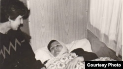 Бәйрәмова бөркәүле машинада хәл җыя, янында Зөлфия Галим