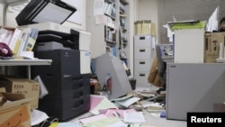 جاپان کې د زلزلې له امله ګډوډ شوی دفتر 