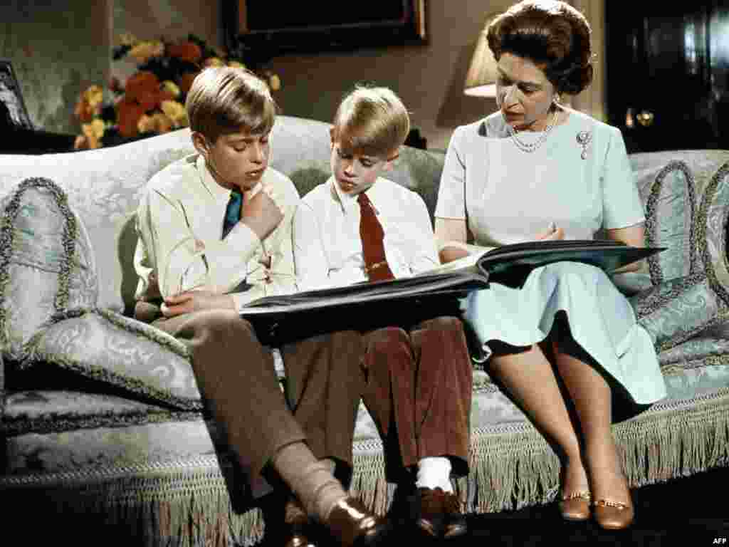 Елизавета кече уллары Эндрю һәм Эдвард белән. 1971 елның Раштуасы