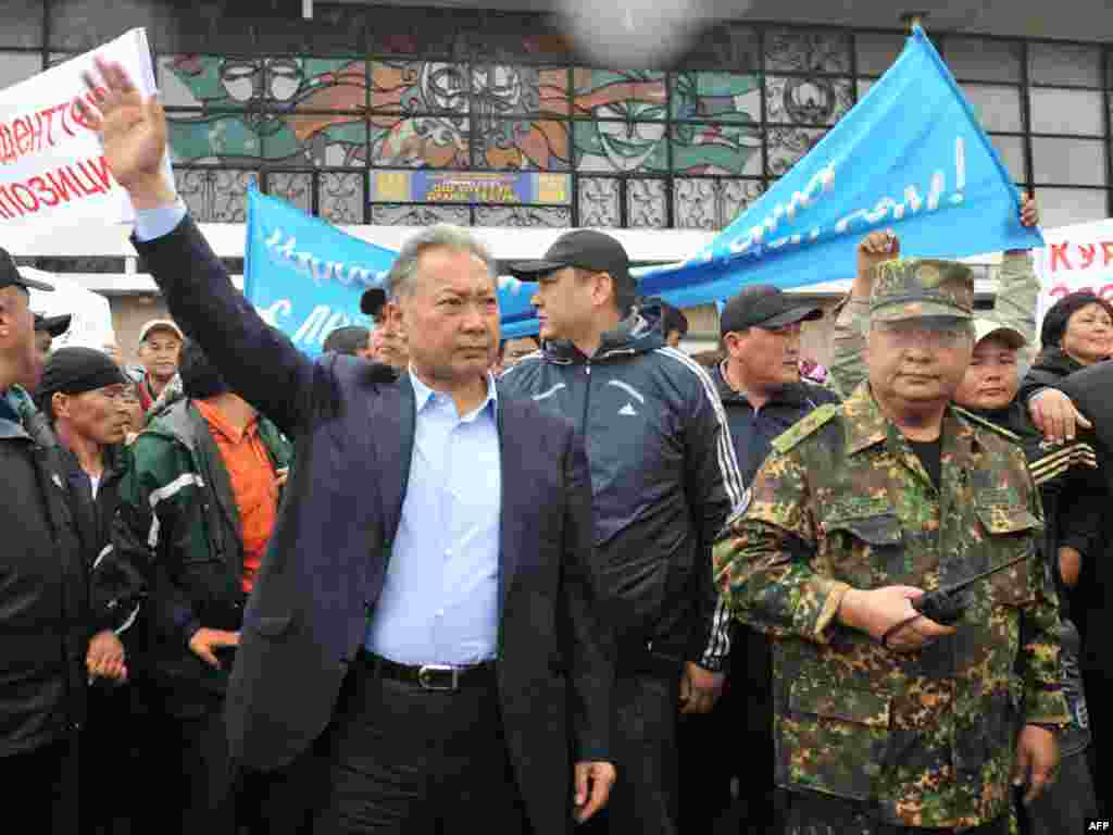 Изгнанный президент Курманбек Бакиев попытался выступить на митинге своих сторонников в Оше, 15 апреля 2010 года.