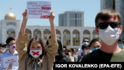 Кыргызстанда "Жалган маалыматтан коргоо тууралуу" мыйзамдын кабыл алынышына каршы бир катар нааразылык акциялары өткөн.