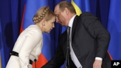 Тодішні прем'єр-міністри України і Росії, ЮліяТимошенко і Володимир Путін. Москва, 29 квітня 2009 року