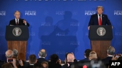 Президент России Владимир Путин и президент США Дональд Трамп после встречи на Аляске, 15 августа 2025 года