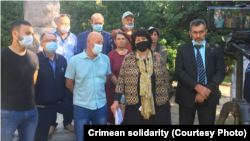 Бер төркем кырымтатар Акмәчеттә мәхкәмә бинасы янында, уңнан беренче - Заир Смедляев, 16 сентябрь 2021