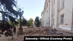 Разбитое российскими авиаударами здание Херсонской областной государственной администрации, июнь 2025 года