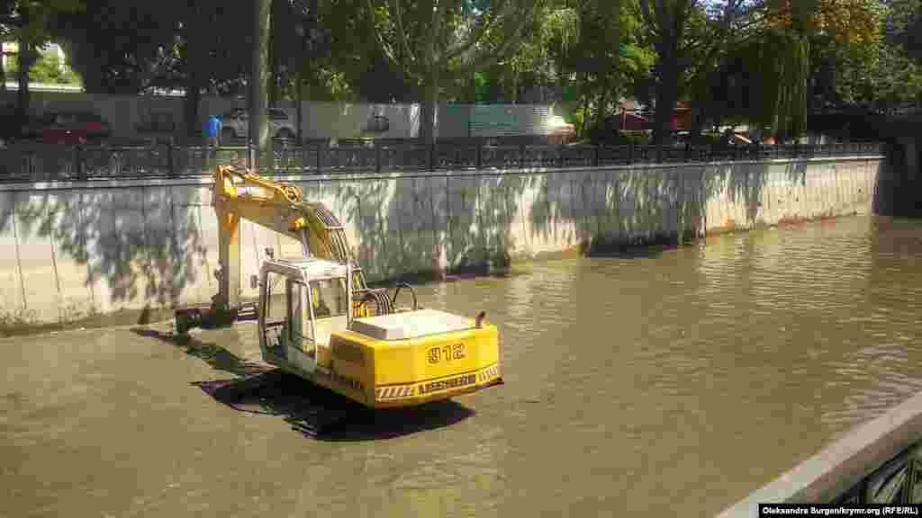 Экскаватор чистит реку