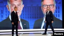 Прем’єр-міністр Чехії Петр Фіала (справа) і лідер партії ANO Андрей Бабіш беруть участь у телевізійних дебатах перед виборами, 1 жовтня, Прага, Чехія