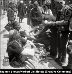 На світлинах Ліста майже немає молодих чоловіків – багато з них воювали в лавах Червоної армії або перебували в ув'язненні в концтаборах. Крим, 1943 рік