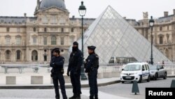 პოლიცია ლუვრის პირამიდასთან ძარცვის დღეს, 19 ოქტომბერი, 2025 წელი