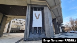 Буква V (один из символов полномасштабной войны России против Украины) с подписью «Победа будет за нами» на фасаде здания подконтрольного Москве крымского парламента