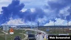 Дым от горящих самолетов на авиабазе Белая в Иркутской области, 1 июня