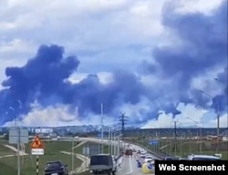 Дым от горящих самолетов на авиабазе "Белая" в Иркутской области