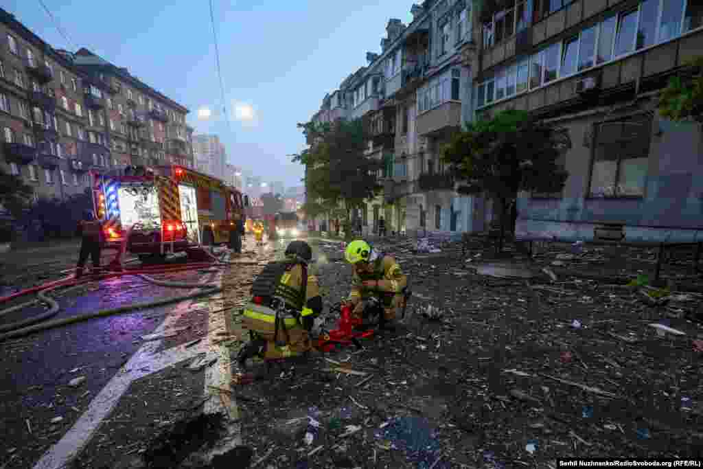 Вулиці міста, які потрапили під обстріл, всіяні уламками вікон