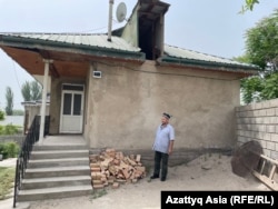 Дом Аёмиддина. Его семья выживает зимой за счет угля