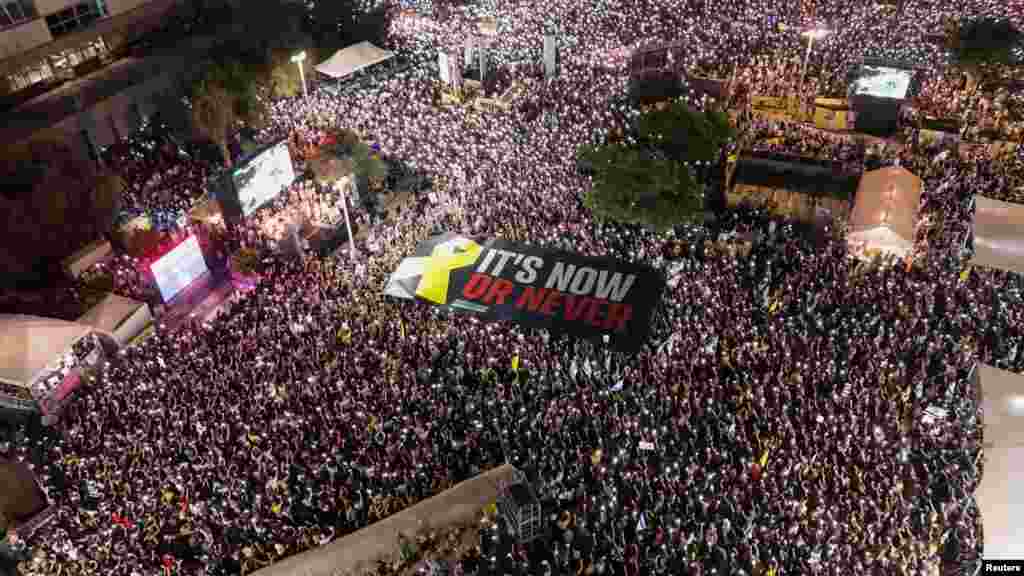 Вид с дрона на семьи заложников и их сторонников, протестующих в преддверии двухлетней годовщины смертоносного нападения ХАМАС на Израиль 7 октября 2023 года, требующих немедленного освобождения всех заложников и прекращения войны в Газе, в Тель-Авиве, Израиль, 4 октября 2025 года. REUTERS/Rei Ash
