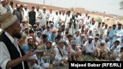 په خیبر کې یو ولسي مشر جرګې ته وینا کوي ـ پخوانی انځور.