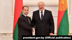 Президент Білорусі Олександр Лукашенко і посол Росії в Мінську Михайло Бабич (зліва)