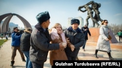 Кыргызстандагы ала качууга дуушар болгон кыз-келиндердин тагдырын чагылдырган долбоордун автору, сүрөтчү Татьяна Зеленскаяны милиция кызматкерлери карап кетип бараткан учур. 8-март, 2020-жыл.