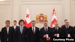 Вахтанг Гомелаури (третий справа), как министр внутренных дел, после разгона проевропейских акции протеста, был награжден президентом Михаилом Кавелашвили Орденом чести, 30 января 2025