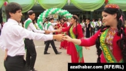 «Последний звонок» в Туркменистане. Архивное фото 