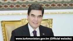 Türkmenistanyň prezidentiniň çala çalarýan saçy. Resmi metbugatdan alnan surat