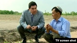 Prezident Gurbanguly Berdimuhamedow daýhanyň halyny soraýar. 2010-njy ýyl.