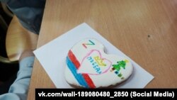 Пряник, расписанный учащимися Добровской школе-гимназии в Симферопольском районе во время мастер-класса по изготовлению талисманов для российского военных – участников полномасштабного вторжения РФ в Украину, 12 декабря 2024 года