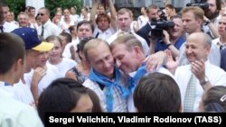 Президенти України і Росії, Леонід Кучма (в центрі праворуч) і Володимир Путін (у центрі ліворуч), під час відвідин міжнародного дитячого центру «Артек». 28 липня 2010 року