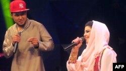 Афганская певица Зулала Хашеми выступает вместе с другим участником Саедом Джамалем Мубарезом во время телевизионного музыкального конкурса Afghan Star