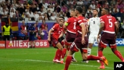 Imagine din timpului meciului dintre Germania și Elveția, încheiat 1-1. În fundal apare reclama unei companii din China.