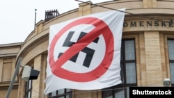 Иллюстративное фото. Братислава, антифашистский флаг со зачёркнутой свастикой