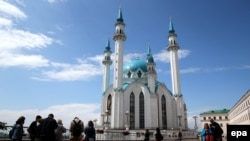 Казандагы Кол Шәриф мәчете янында туристлар, архив фотосы