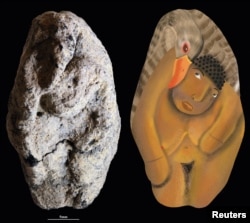 پیکرۀ گِلی ۱۲ هزار ساله در کنار نسخۀ بازسازی‌شده‌ای از آن