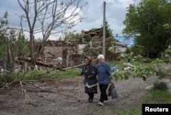 Цивільні, які залишаються поблизу лінії фронту на Покровському напрямку, травень 2025 року, ілюстративне фото